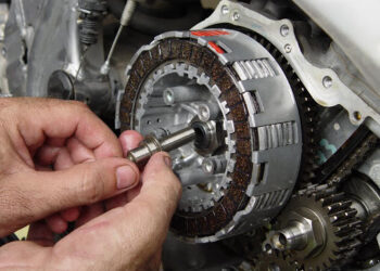 Como funciona uma embraiagem deslizante numa moto?