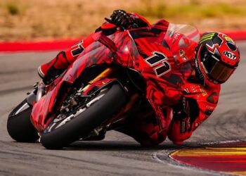 Bulega testa nova Ducati Panigale V4 R em Aragón