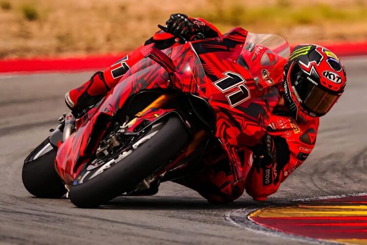 Bulega testa nova Ducati Panigale V4 R em Aragón