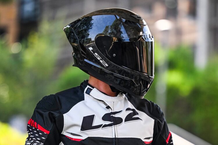 LS2 Dragon: capacete desportivo em carbono acessivel