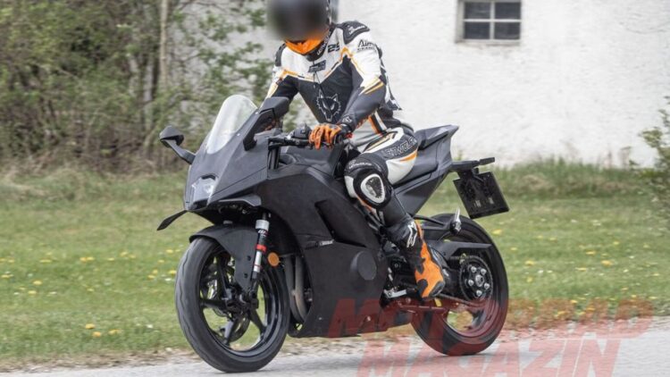 KTM RC 490 apanhada em testes