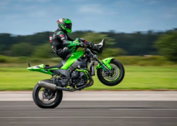 Acrobata britânico quer desafiar a física numa Kawasaki ZX-10R
