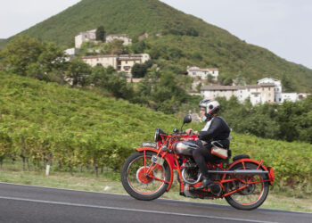 Passeio de motos antigas em Itália