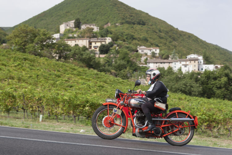 Passeio de motos antigas em Itália