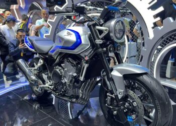 Honda CB500/CB400 Super Four com E-Clutch