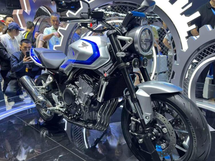 Honda CB500/CB400 Super Four com E-Clutch