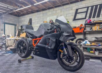 Flash: Um americano constrói a sua própria KTM RC16