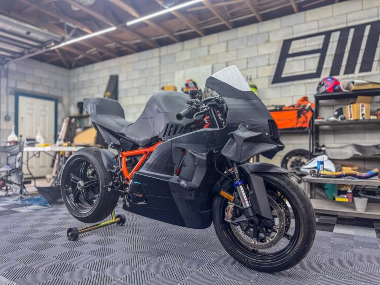 Flash: Um americano constrói a sua própria KTM RC16