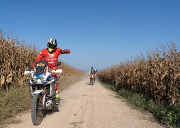Motociclistas em luta contra os incêndios