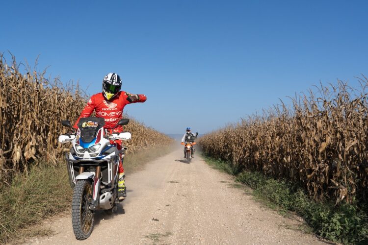 Motociclistas em luta contra os incêndios