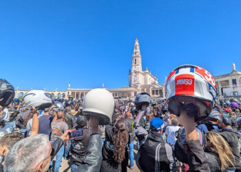 Benção dos capacetes até chega a Inglaterra