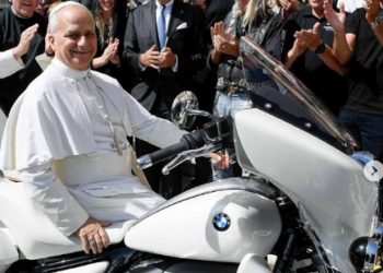 Moto abençoada pelo Papa Leão XIV no Vaticano