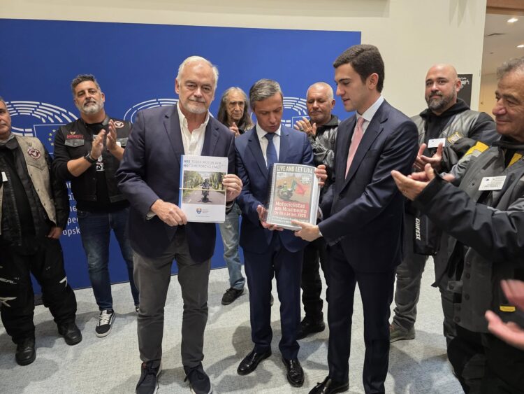 Petição contra as inspeções entregue em Bruxelas