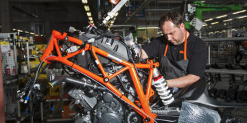 KTM acelera fabrico, adia 1390 Super Duke GT para 2027