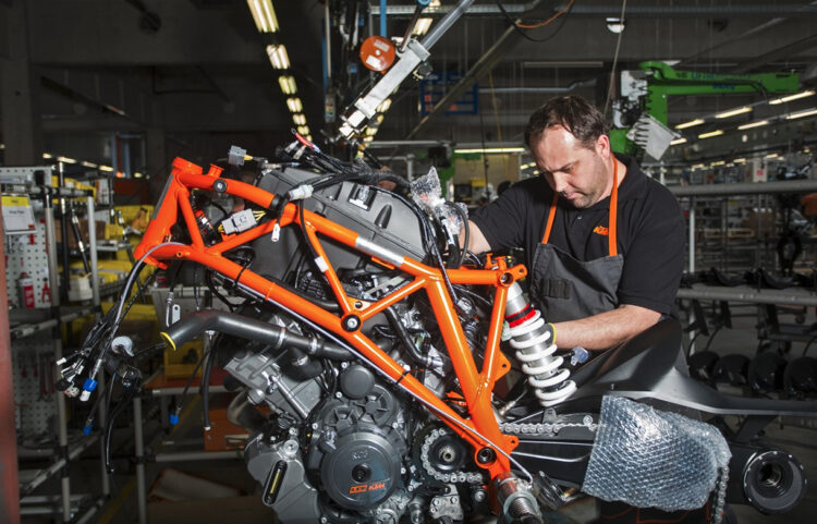 KTM acelera fabrico, adia 1390 Super Duke GT para 2027