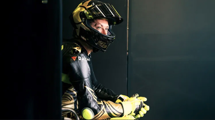 Dainese doa fato especial de Rossi à UNICEF para leiloar