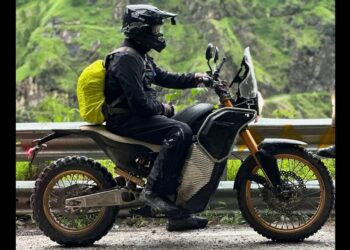 Carlos Checa em testes com a Himalayan elétrica
