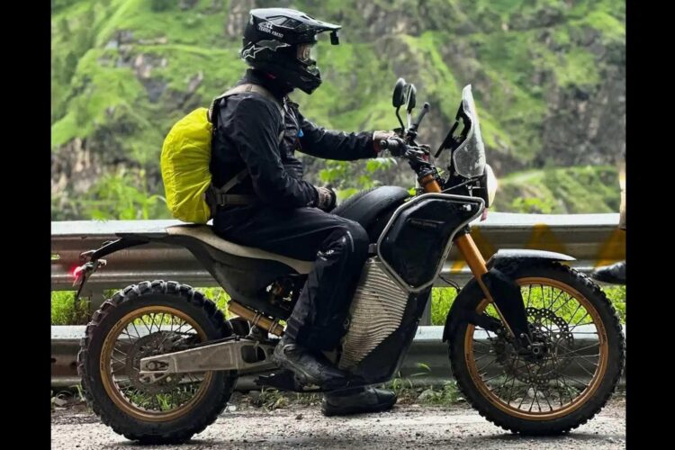 Carlos Checa em testes com a Himalayan elétrica