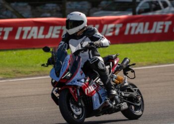 Italjet Dragster 700 Twin | Apresentação Mundial | Com DNA de pista para a rotina diária