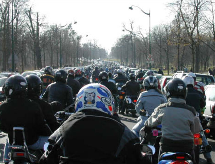 Motociclistas franceses e portugueses protestam na CE contra as inspeções 