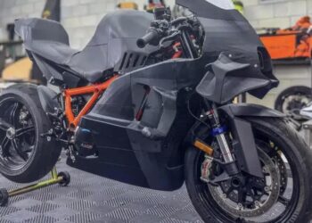 KTM 1390 Super Duke R transformada numa MotoGP