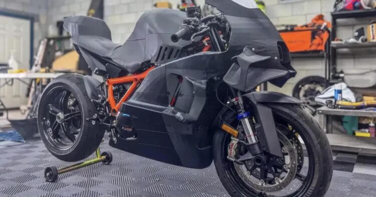 KTM 1390 Super Duke R transformada numa MotoGP