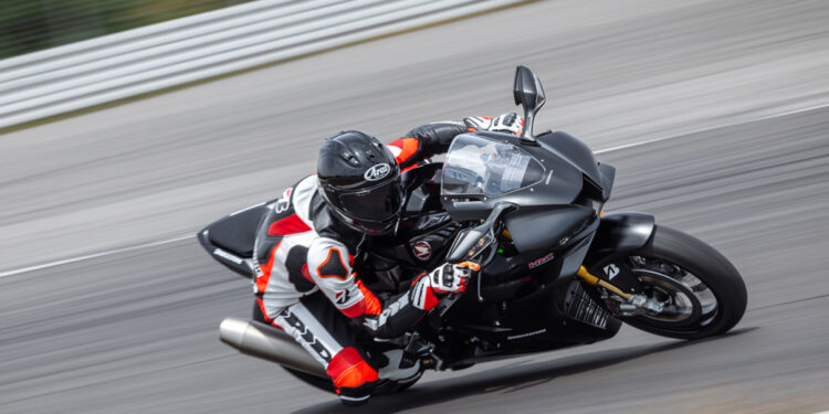 Bridgestone lança Battlax Racing Street RS12