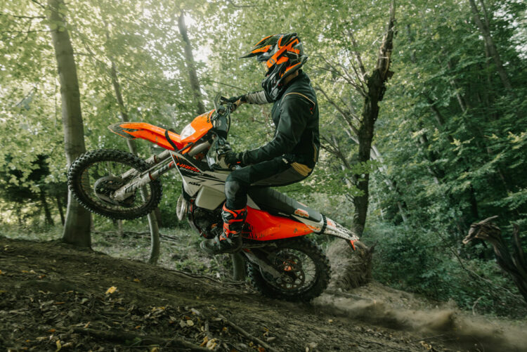 KTM atualiza a 300 EXC Hardenduro para 2026