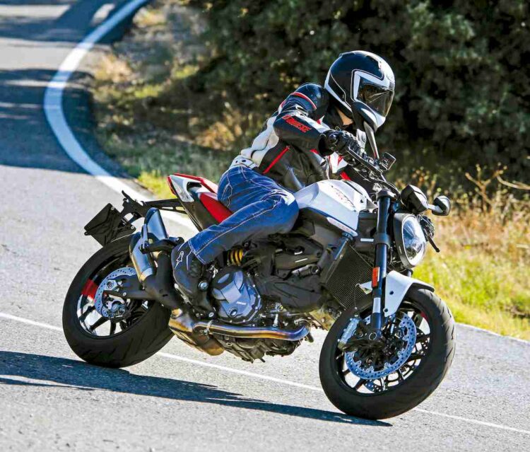 Contacto | Ducati Monster | Monstruosamente bela