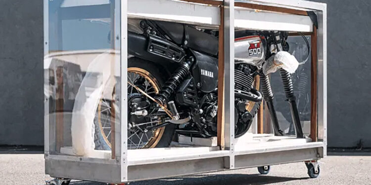 Yamaha com 40 anos descoberta na caixa