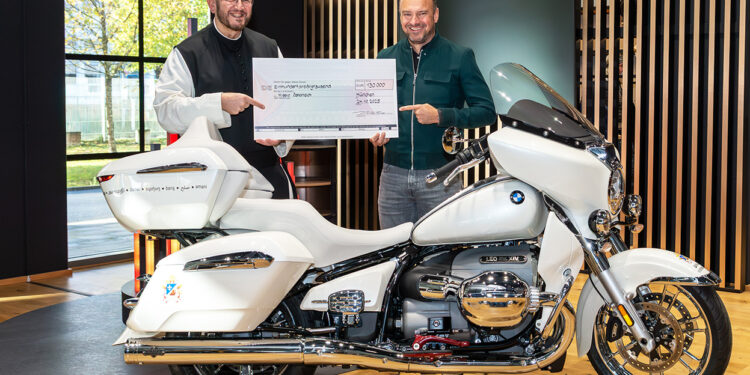 BMW assinada pelo Papa rendeu 130.000€