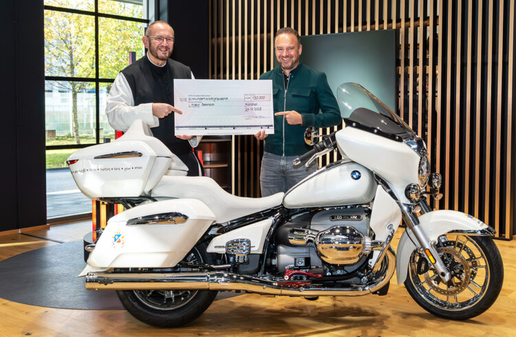 BMW assinada pelo Papa rendeu 130.000€