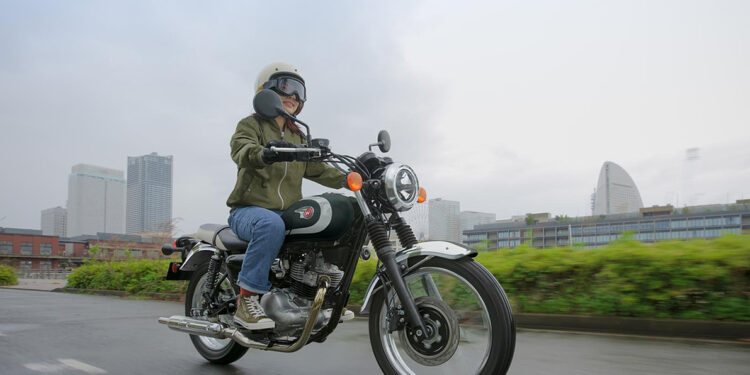 Kawasaki lança a W230, uma naked monocilíndrica retro