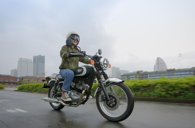 Kawasaki lança a W230, uma naked monocilíndrica retro