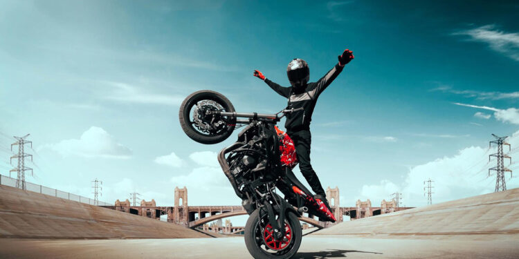 Suspeito do assalto ao Louvre é ex-piloto de stunt e lenda local