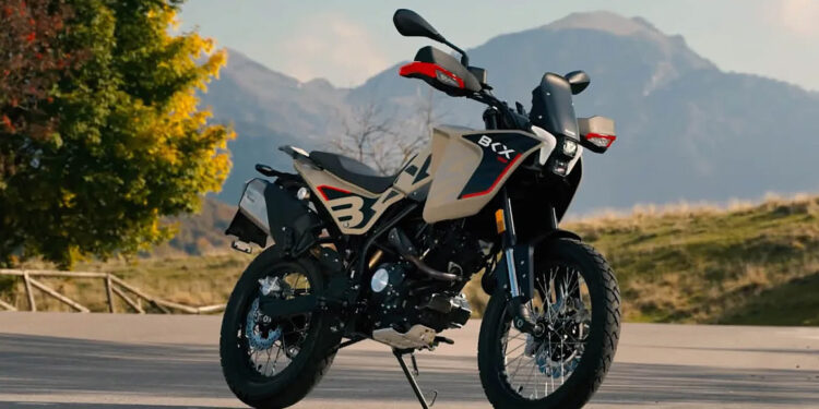 Benelli revela nova BKX 125