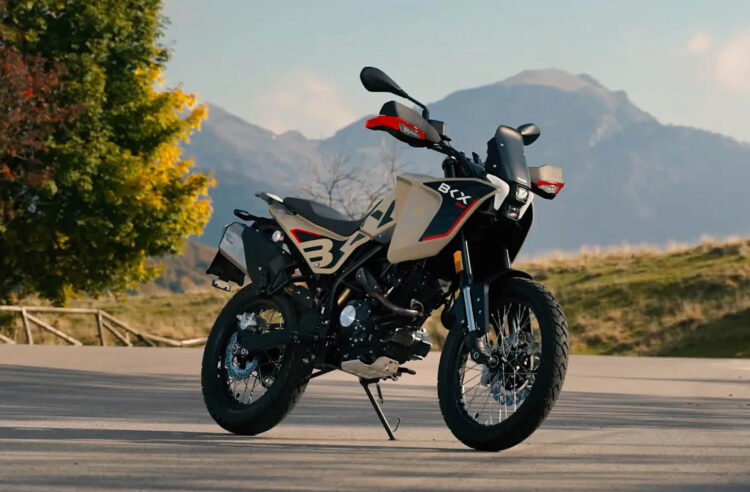 Benelli revela nova BKX 125