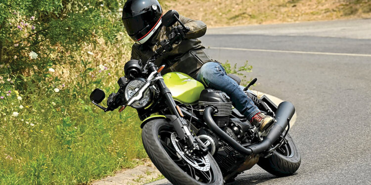 Contacto | Moto Guzzi V7 Sport | Sangue quente