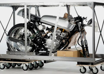 Honda Dream CB50R encontrada na grade