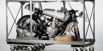 Honda Dream CB50R encontrada na grade