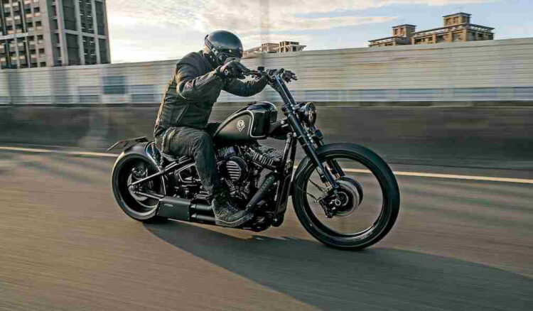 Supermoto | Harley-Davidson Sovereign Raven by Rough Crafts | Sonhos de juventude