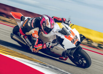 KTM 990 RC R Track, versão artilhada para pista, foi oficialmente lançada