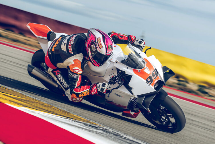 KTM 990 RC R Track, versão artilhada para pista, foi oficialmente lançada