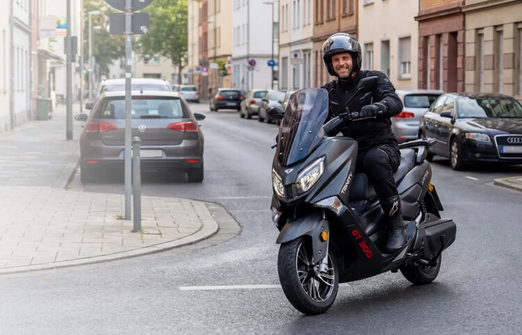 Trinity considera esta scooter elétrica “a melhor do universo”