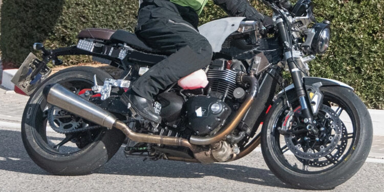 Nova Triumph Speed Twin 1200 apanhada