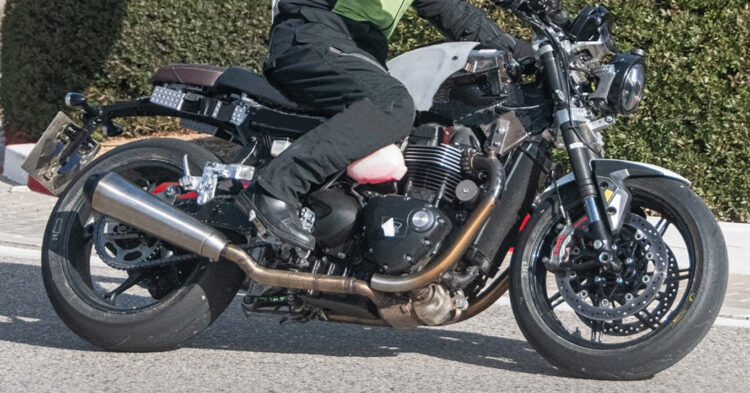 Nova Triumph Speed Twin 1200 apanhada