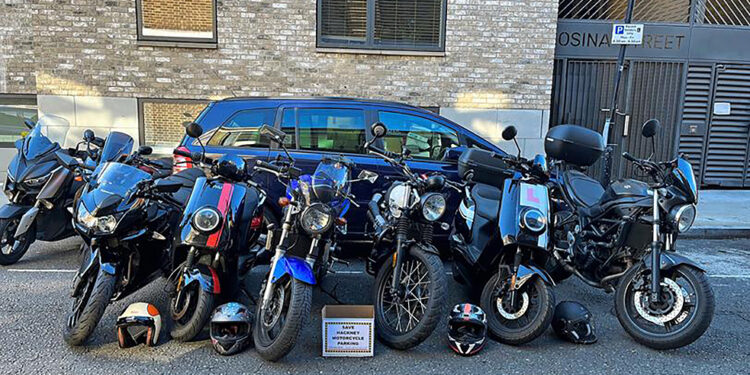 Autarquia ‘woke’ de Londres queria cobrar estacionamento exorbitante a motos