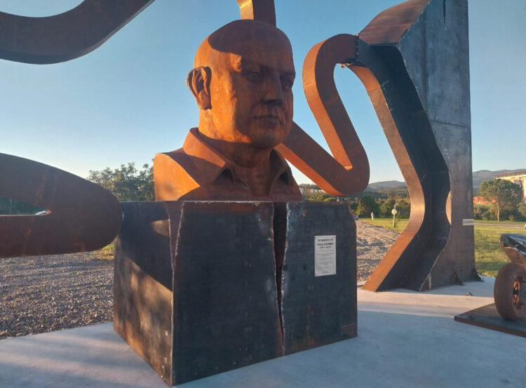 Portimão inaugura estátua a Paulo Pinheiro