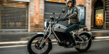 Royal Enfield Flying Flea C6 faz estreia pública em Roma