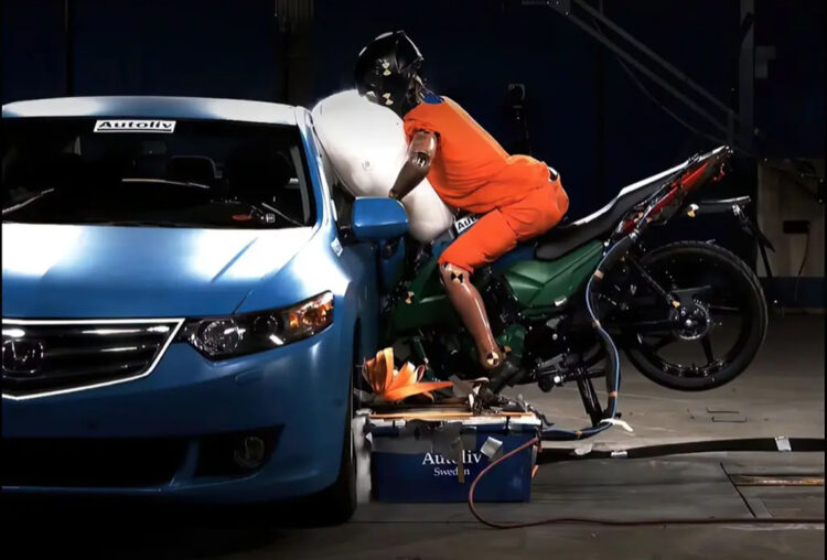 Airbags para Motociclistas: Novo Sistema da Autoliv protege cabeça e tronco